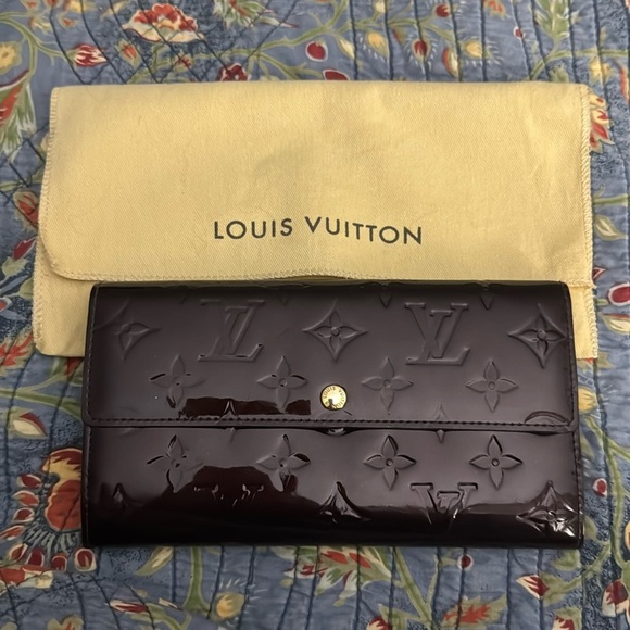 Louis Vuitton Handbags - Louis Vuitton Vernis Sarah wallet dust bag